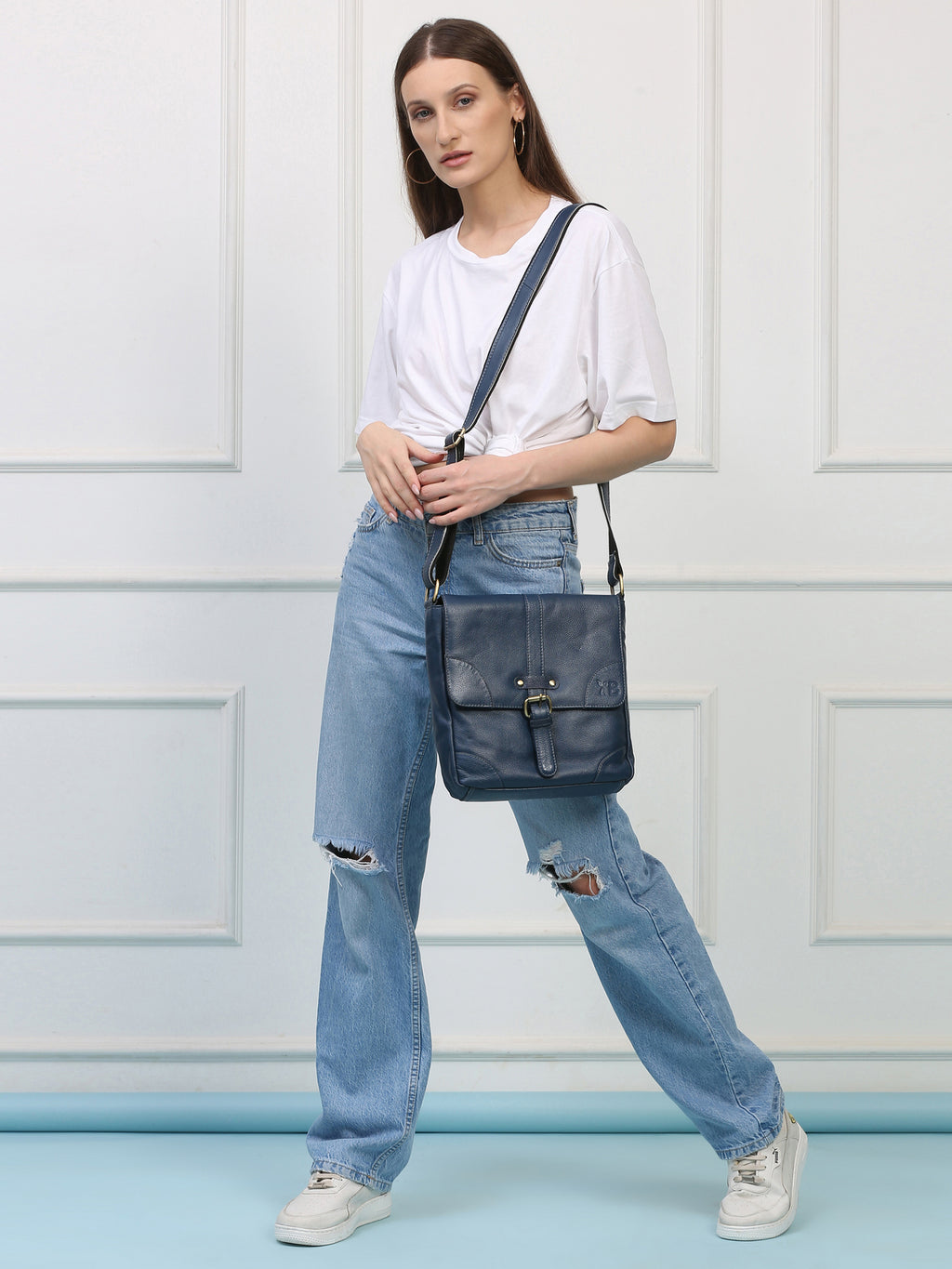 Blue Leather Sling Bag: Trendy Design, Practical Convenience, and Ultimate Style