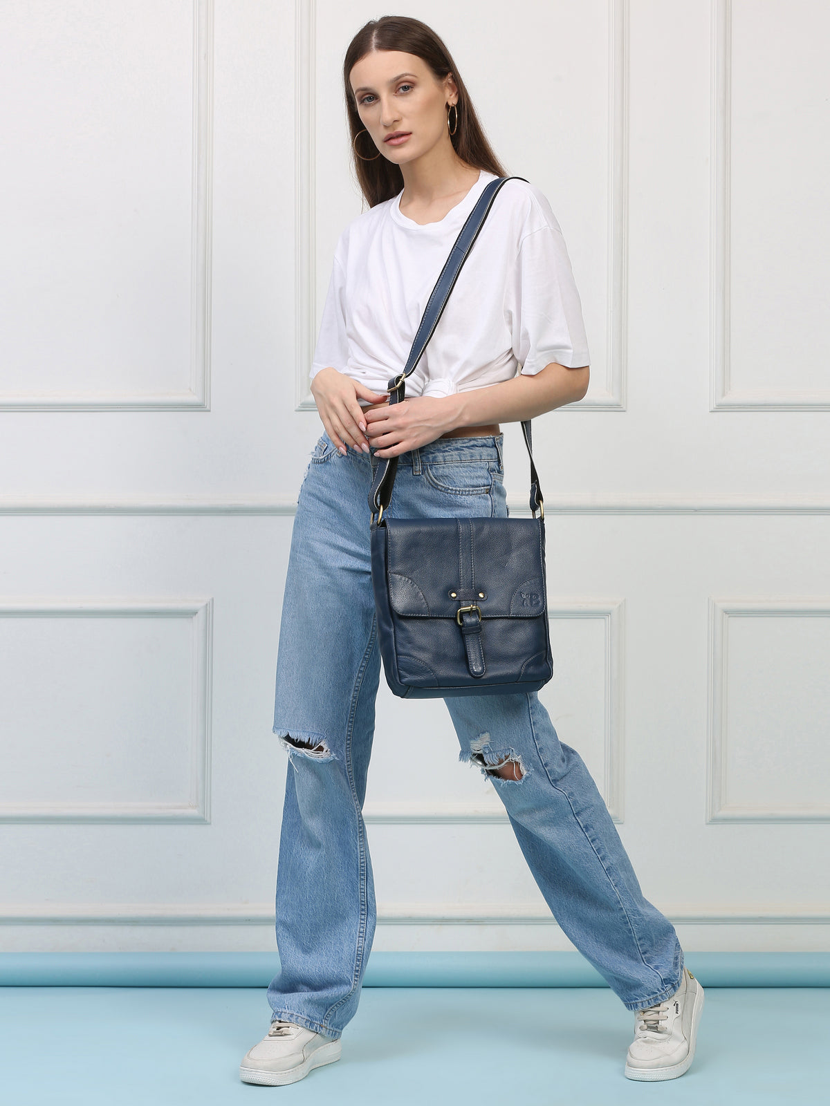 Blue Leather Sling Bag: Trendy Design, Practical Convenience, and Ultimate Style