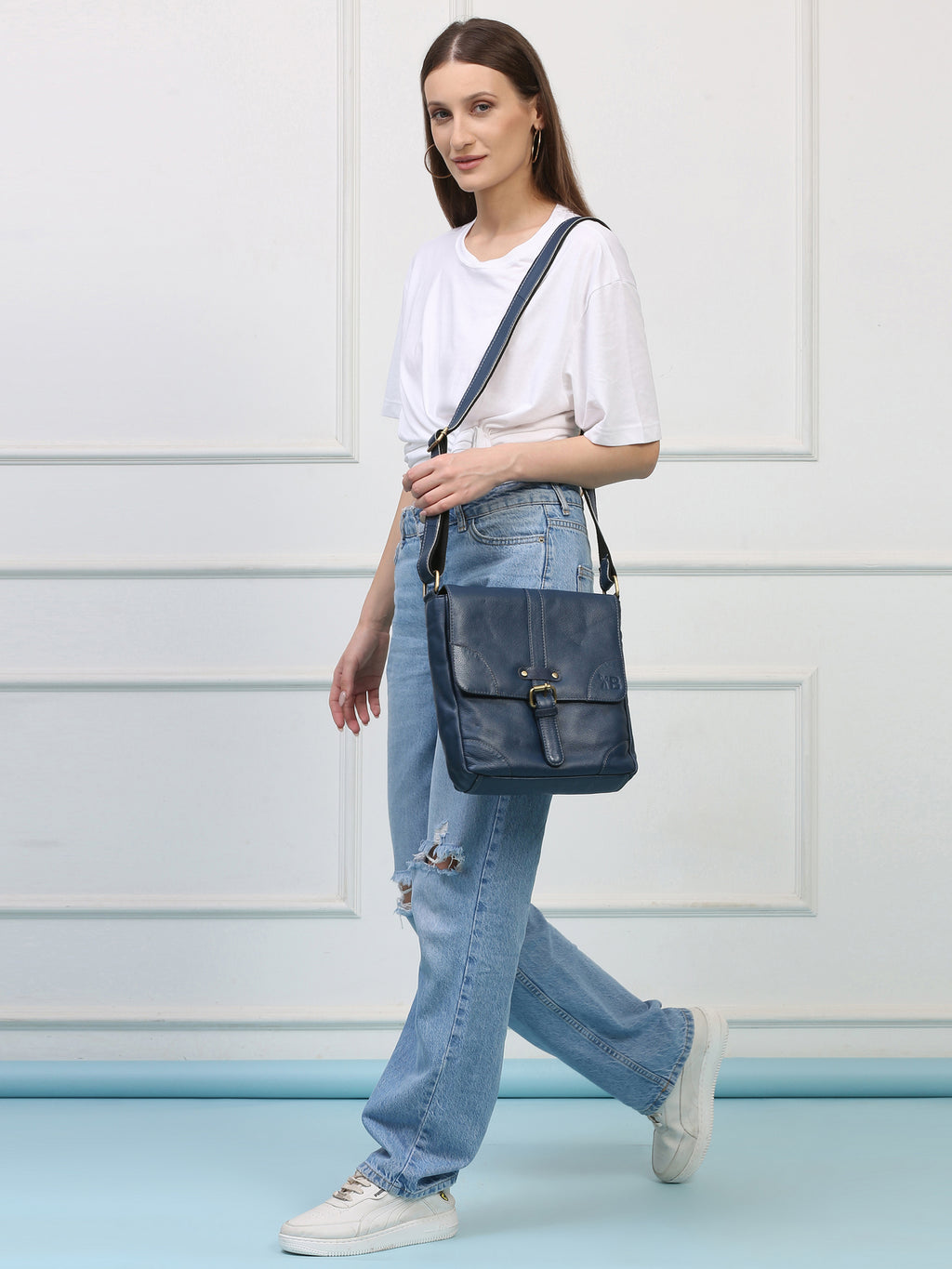 Blue Leather Sling Bag: Trendy Design, Practical Convenience, and Ultimate Style