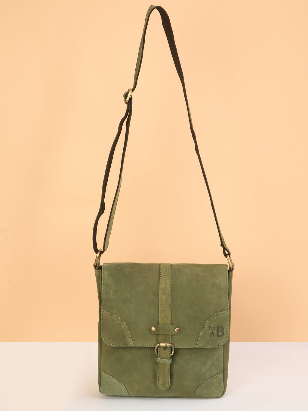Green Leather Sling Bag: Trendy Design, Practical Convenience, and Ultimate Style