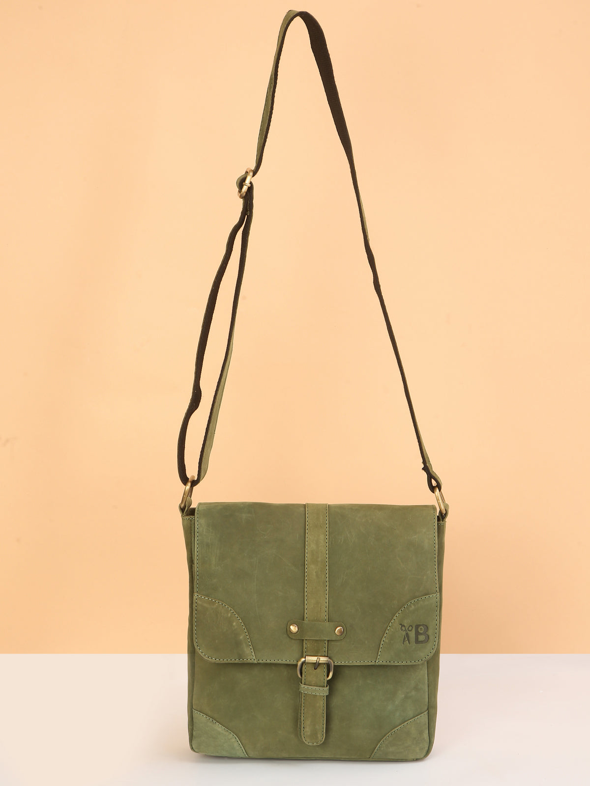 Green Leather Sling Bag: Trendy Design, Practical Convenience, and Ultimate Style