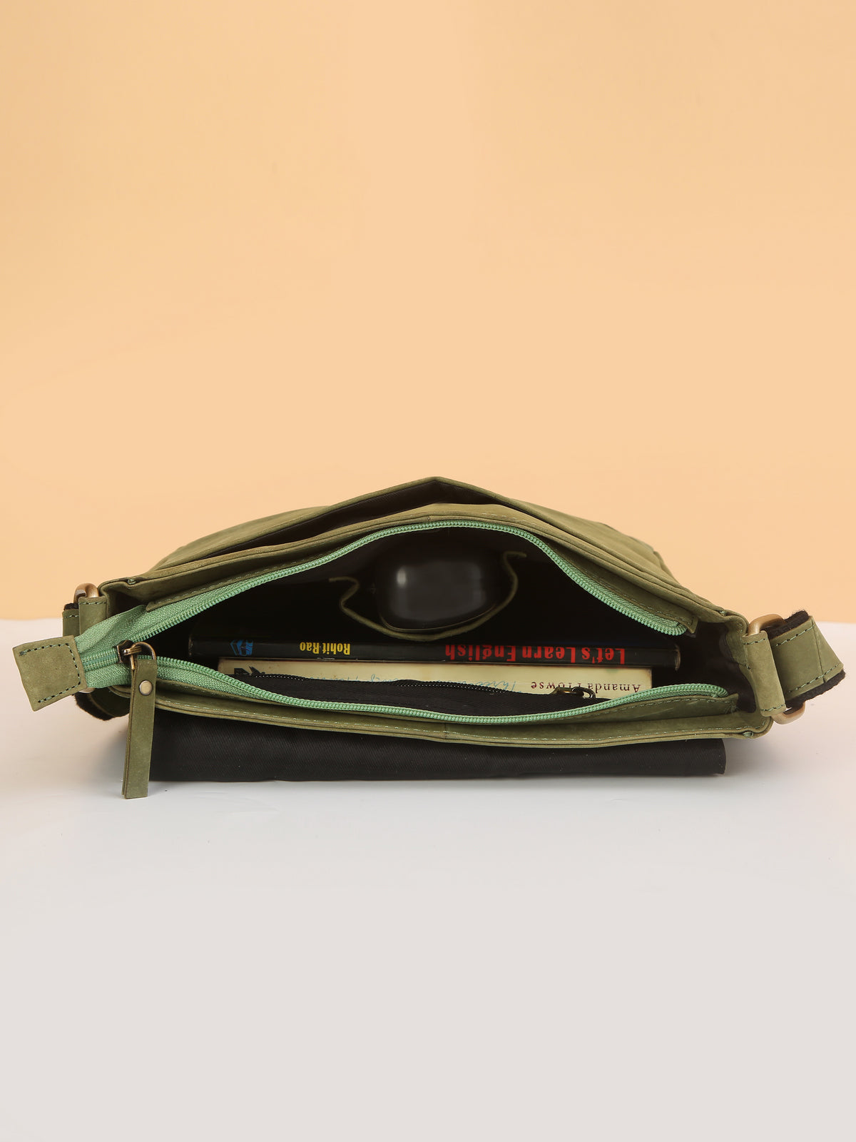 Green Leather Sling Bag: Trendy Design, Practical Convenience, and Ultimate Style